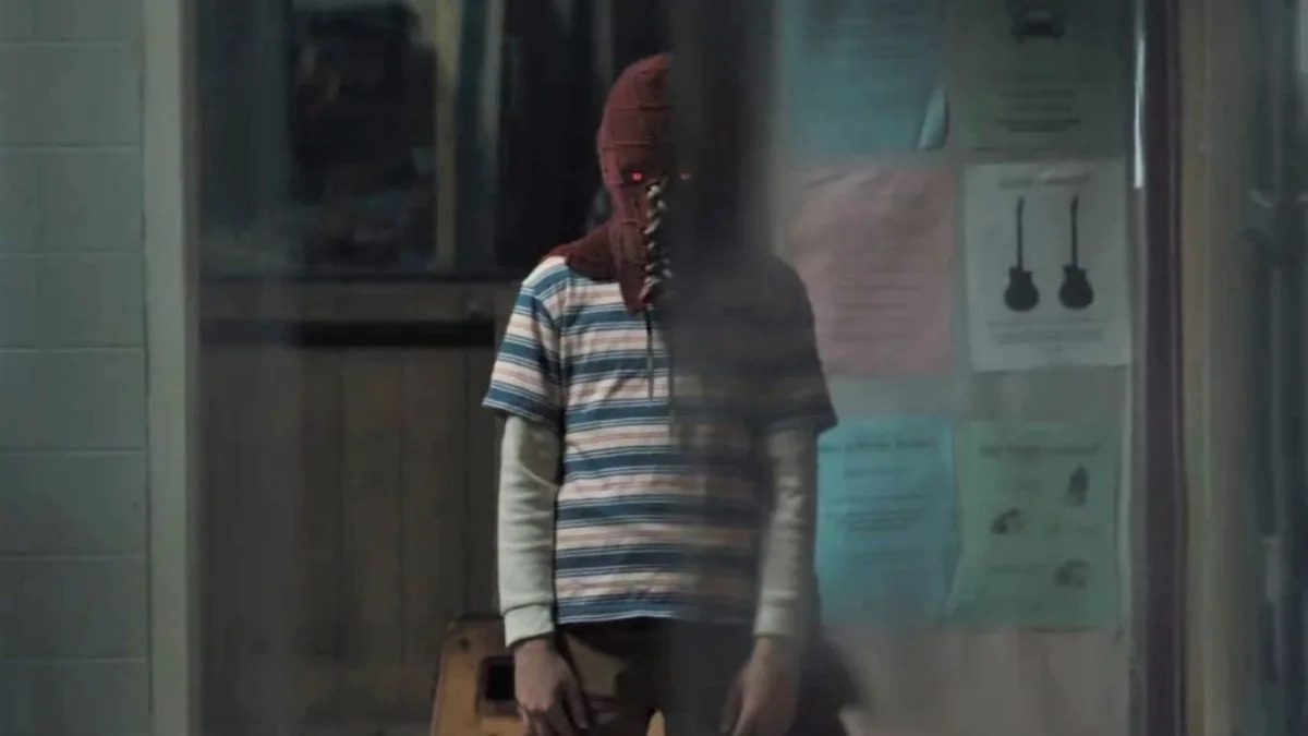 Brightburn'ün kostümlü karakteri karanlık bir koridorda belirirken